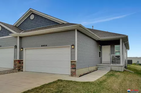 8654 Regent Dr, Lincoln, NE 68507