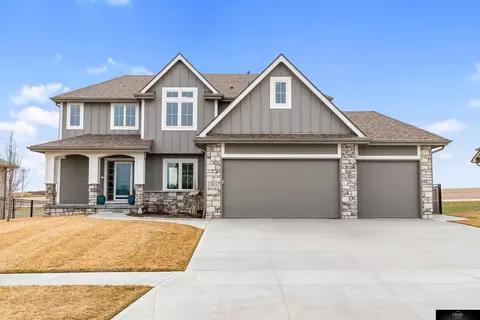 7313 Swallowtail St, Papillion, NE 68046