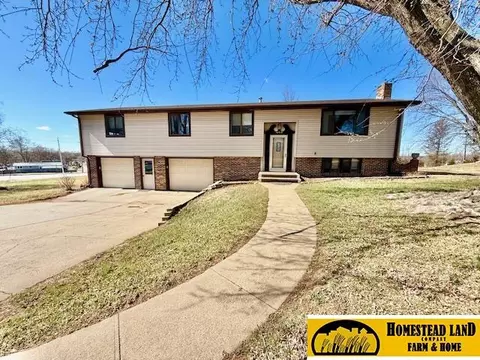 1407 Maple St, Fairbury, NE 68352