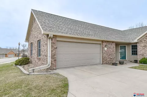 511 Spring View Cir, Beatrice, NE 68310
