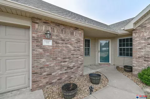 511 Spring View Cir, Beatrice, NE 68310 photo 2
