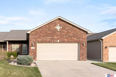 7551 Greycliff Dr, Lincoln, NE 68516