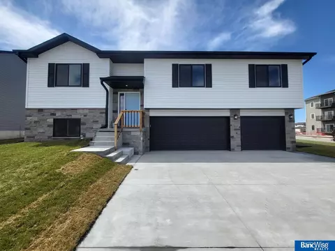 7401 Maxine Dr, Lincoln, NE 68516