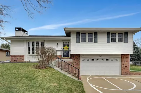 2520 Cheshire S, Lincoln, NE 68512