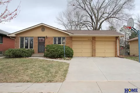 4226 Locust St, Lincoln, NE 68516