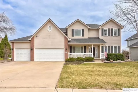 307 Inglewood Dr, Papillion, NE 68133