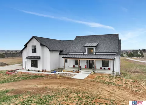 1075 Pine View Ridge Ln, Beatrice, NE 68310