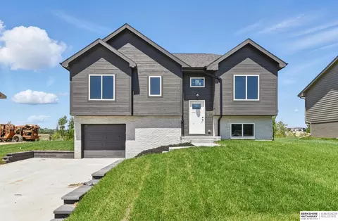 21522 Old Coach Rd, Elkhorn, NE 68022