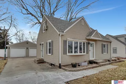 5011 Myrtle St, Lincoln, NE 68506