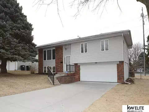 9733 Yates St, Omaha, NE 68134