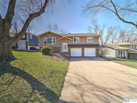 15019 Douglas Cir, Omaha, NE 68154