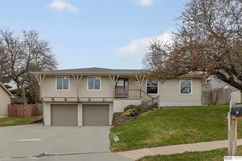 2905 Lynnwood Dr, Bellevue, NE 68123