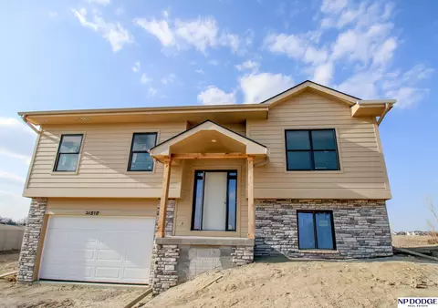 21510 Old Coach Rd, Elkhorn, NE 68022