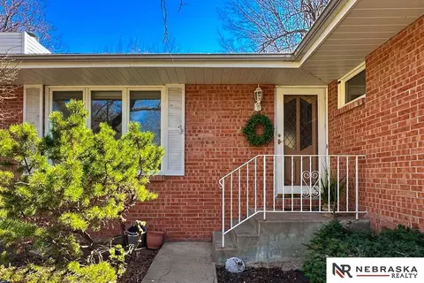 3810 Loveland Dr, Lincoln, NE 68506