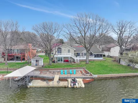 511 Hazelwood Dr, Lincoln, NE 68510