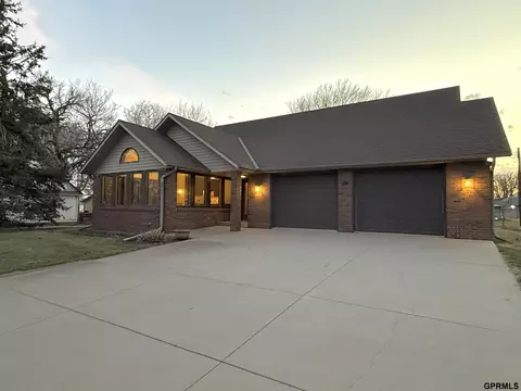 120 N 16th St, Geneva, NE 68361