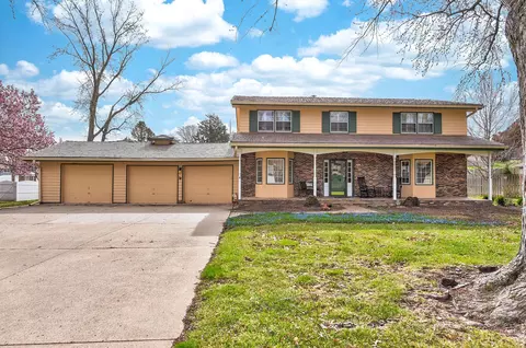 607 Meadow Rd, Omaha, NE 68154