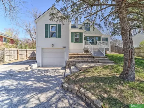 811 S 68th St, Omaha, NE 68106