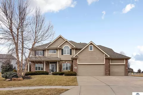 19464 Washington Cir, Omaha, NE 68135