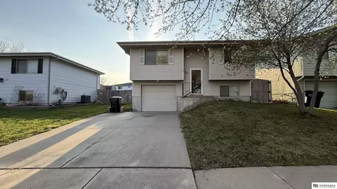 1907 NW 54th St, Lincoln, NE 68528
