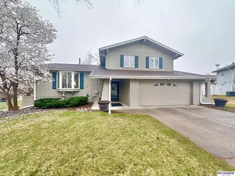 9818 O Cir, Omaha, NE 68127