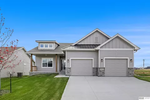 18407 Sage St, Omaha, NE 68136