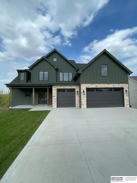 1782 Lake Ridge Dr, Plattsmouth, NE 68048