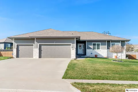 2003 Apollo Ln, Papillion, NE 68133