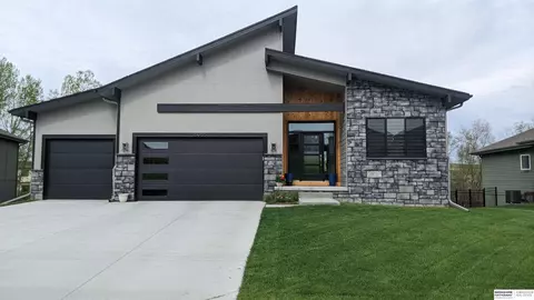 20001 R St, Omaha, NE 68135