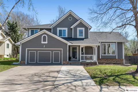 409 Fleetwood Dr, Papillion, NE 68133