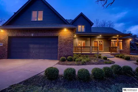 10116 Canyon Rd, Omaha, NE 68112