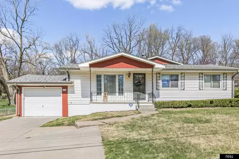 1111 Grandview St, Bellevue, NE 68005