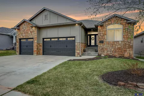 9700 Del Rio Dr, Lincoln, NE 68516