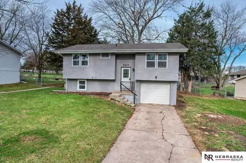 5327 Stonecliffe Dr, Lincoln, NE 68516