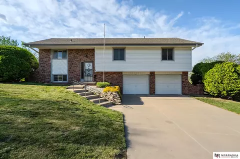 1010 Grenoble Dr, Bellevue, NE 68123