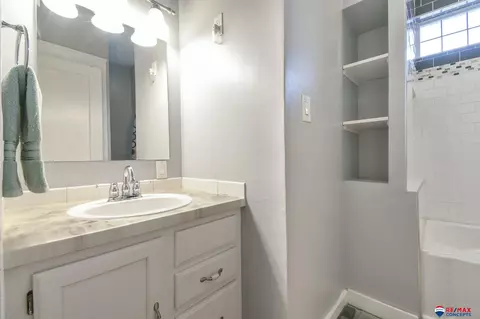 Bath - 601 Grable Ave, Beatrice, NE 68310 photo 1 of 6