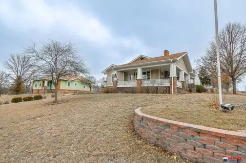 Exterior - 601 Grable Ave, Beatrice, NE 68310 photo 5 of 9