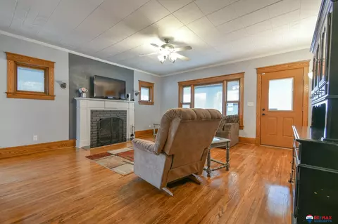 Living - 601 Grable Ave, Beatrice, NE 68310 photo 2 of 3