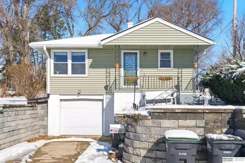 4006 Wright Cir, Omaha, NE 68105