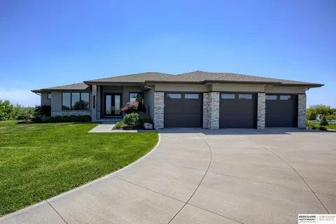 402 Reymar Cir, Plattsmouth, NE 68048