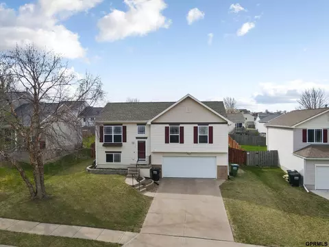 15827 Cottonwood St, Omaha, NE 68136
