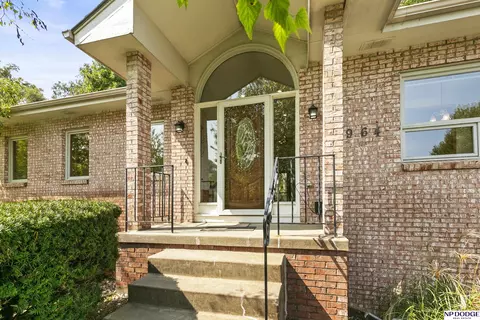 964 S 110th Plz, Omaha, NE 68154