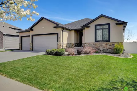 5711 Clear Creek Dr, Lincoln, NE 68516
