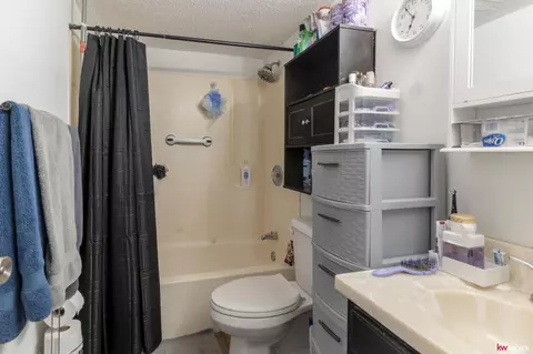 Bath - 709 S 11 St, Beatrice, NE 68310 photo 1 of 1