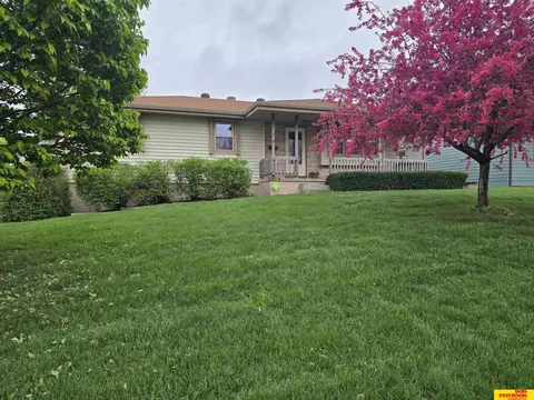 9605 Saratoga St, Omaha, NE 68134
