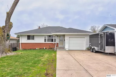 5020 Bancroft Cir, Omaha, NE 68106