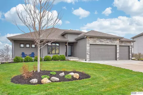 10504 Windward Ave, Papillion, NE 68046