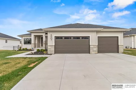 9907 S 98th St, Papillion, NE 68046
