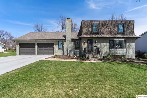 704 Hogan Dr, Papillion, NE 68046