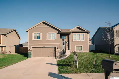 8524 Baker St, Omaha, NE 68122